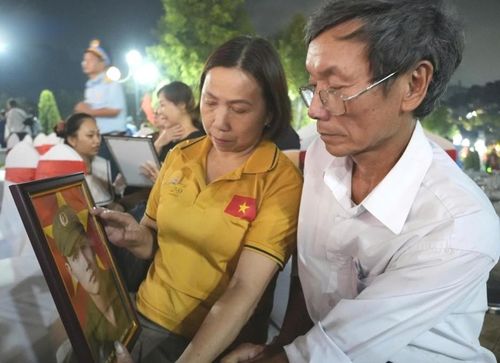 Gia đình ông Nguyễn Quang Trung xúc động đón nhận bức chân dung khắc họa liệt sĩ Nguyễn Quang Văn.