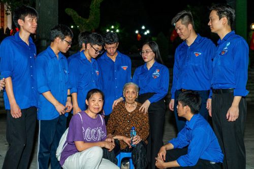 Bà Đào Thị Ngỏ (95 tuổi) đến thắp nến cho người con trai cả và kể về những hồi ức về tuổi 20 của con với đoàn viên, thanh niên tỉnh Quảng Ninh.