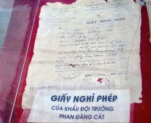 Giấy nghỉ phép của khẩu đội trưởng Phan Đăng Cát - kỷ vật còn lưu giữ về người lính đã gác lại hạnh phúc riêng để trở về trận địa.