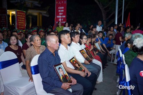 Các đại biểu tham gia lễ thắp nến tri ân các Anh hùng liệt sĩ tại Nghĩa trang Liệt sĩ Quốc tế Việt – Lào.