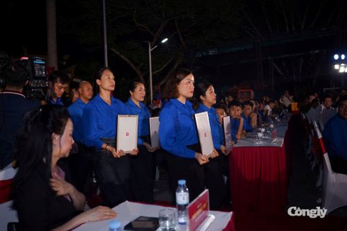 Ánh sáng từ mỗi ngọn nến được thắp lên là biểu tượng của lòng biết ơn, đồng thời là lời nhắc nhở thế hệ hôm nay tiếp tục phát huy truyền thống cha anh.