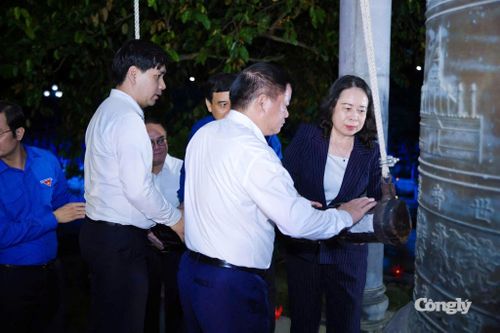 Đồng chí Võ Thị Ánh Xuân, Phó Chủ tịch nước cùng lãnh đạo các bộ, ngành Trung ương, tỉnh Nghệ An thỉnh chuông.