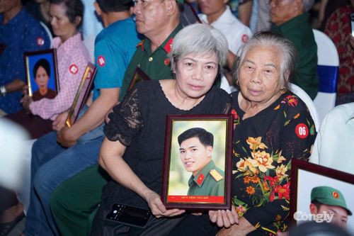 Thân nhân liệt sĩ xúc động đón nhận di ảnh phục dựng