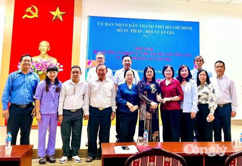 Lãnh đạo Sở Tư pháp và Hội Luật gia TP.HCM chụp hình lưu niệm.