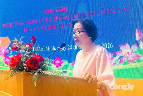 Bà Nguyễn Thị Tô Châu, Phó Chủ tịch Thường trực Hội Luật gia TP.HCM ghi nhận ý kiến đóng góp.