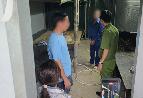 Lực lượng Công an kiểm tra lán trại của nhóm công nhân được trả lương bằng ma túy.