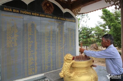 Người dân làng Thạch Tân thắp hương tại nhà bia, tưởng nhớ các anh hùng liệt sĩ của quê hương