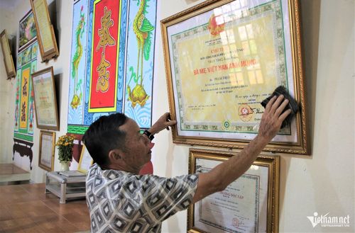 Những tấm bằng, huân chương ghi nhận công lao của người thân được gia đình ông Phước gìn giữ qua nhiều thế hệ