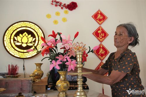 Bà Loan sửa soạn bàn thờ trước ngày giỗ chung 27/7