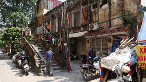 Nhiều tập thể cũ thiếu tiện ích. Ảnh: Phạm Hải