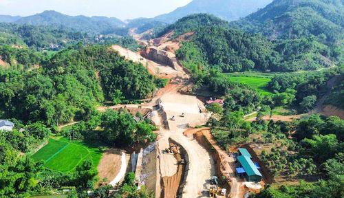 Cao tốc Chợ Mới - Bắc Kạn đang được đẩy nhanh tiến độ thi công, dự kiến hoàn thành vào cuối năm 2026, nhằm tăng cường kết nối giữa Thái Nguyên và Bắc Kạn.