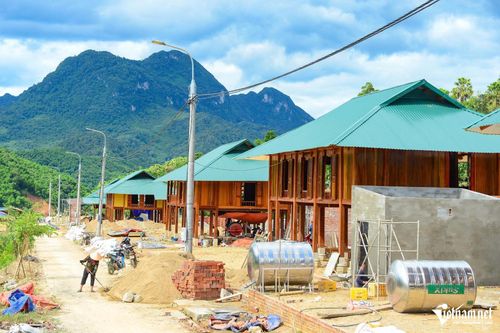 Những ngôi nhà sàn kiên cố đang được hoàn thiện. Ảnh: Lê Dương