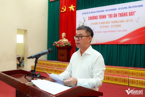 Tổng Biên tập Báo VietNamNet Nguyễn Văn Bá phát biểu trong chương trình Tri ân tháng Bảy tổ chức tại xã Vị Xuyên, tỉnh Tuyên Quang.