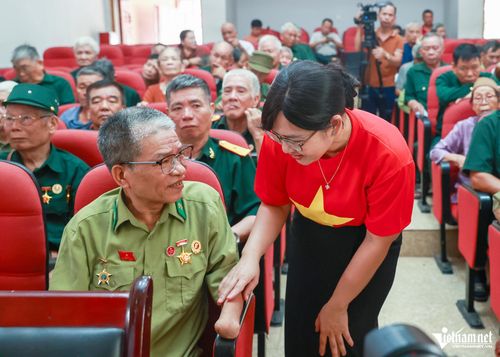 Ông Phạm Xuân Hải xúc động trước sự quan tâm, sẻ chia của cộng đồng. Ảnh: Phạm Hải.