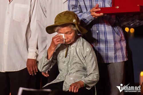 Bà Nguyễn Thị Lệ - vợ liệt sĩ Huỳnh Văn Quên rơi nước mắt khi nhận lại di vật của chồng sau 58 năm chờ đợi