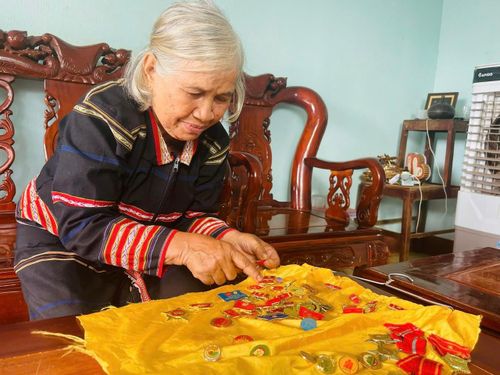 Bước ra từ khói lửa chiến tranh, bà Kpă Ó trở về quê hương, tiếp tục cống hiến cho buôn làng. Ảnh: Ngọc Thu