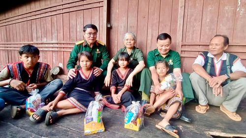 Bà H'Yéo luôn dành sự quan tâm đặc biệt đến việc học của trẻ em trong làng, thường xuyên động viên, hỗ trợ các em đến trường. Ảnh: Ngọc Thu