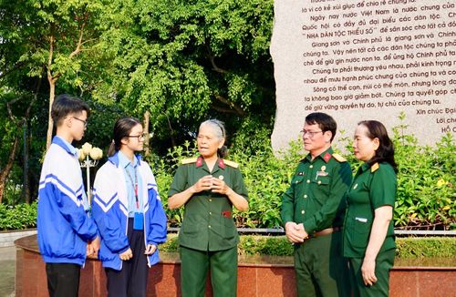 “Người phụ nữ thép” H’Yéo (ở giữa) kể về những năm tháng vượt mưa bom, bão đạn chống giặc cứu nước cho thế hệ trẻ. Ảnh: Ngọc Thu