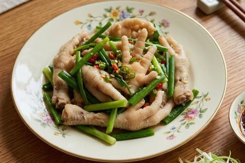 Chân gà hấp hành thơm nức mũi, giòn sần sật. Ảnh minh họa: AI