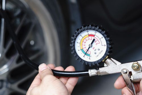 Nếu đèn TPMS bật sáng rồi tự động tắt, người dùng vẫn cần kiểm tra lốp thủ công để đánh giá tình trạng lốp. Ảnh: Autonation Mobile Service