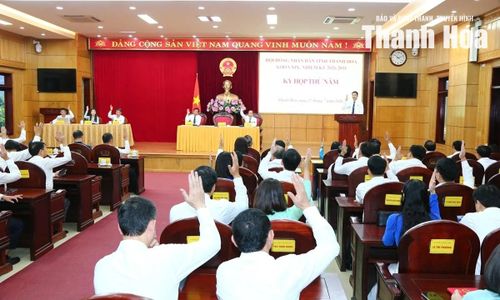 Các đại biểu HĐND tỉnh Thanh Hóa thông qua nghị quyết kết quả bầu chủ tịch UBND tỉnh nhiệm kỳ 2026-2031. Ảnh: BTH