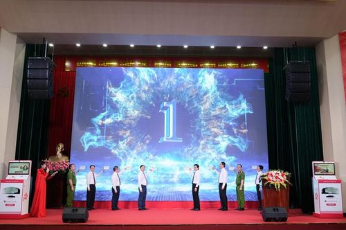  Bấm nút khai trương mô hình "Dịch vụ truyền thông số" tại Lạng Sơn.