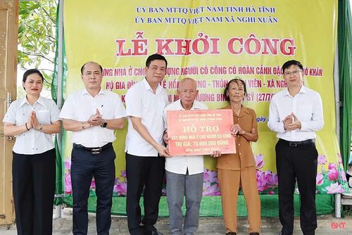 Chủ tịch Ủy ban MTTQ tỉnh Nguyễn Thành Đồng dự lễ khởi công và trao kinh phí hỗ trợ xây dựng nhà ở cho gia đình chính sách ở xã Nghi Xuân.