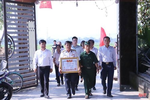 Lãnh đạo các cấp, ngành dự lễ rước bằng "Tổ quốc ghi công" về nơi thờ cúng liệt sỹ Trần Á tại thôn 4, xã Trường Lưu vào tháng 3/2026.