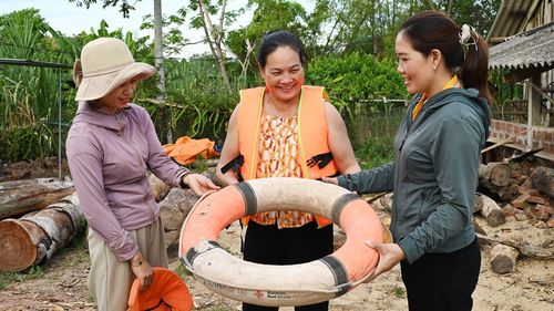 Là vùng thường xuyên chịu ảnh hưởng của thiên tai, công tác phòng chống lũ lụt luôn được Phương Điền đặt lên hàng đầu. Việc rà soát khu vực nguy cơ, tuyên truyền kỹ năng ứng phó, chuẩn bị phương tiện cứu hộ là những công việc đang được thôn chủ động làm sớm.
