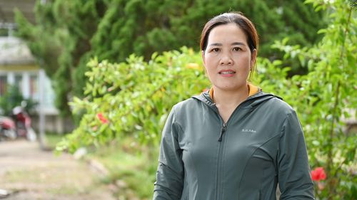 Còn đây là chị Trần Thị Lý (SN 1987), được UBND xã Hà Linh chỉ định giữ chức Trưởng thôn Phương Điền lâm thời. Nếu chi bộ là nơi định hướng bằng nghị quyết thì công việc của trưởng thôn là cụ thể hóa những định hướng đó thành từng phần việc gắn với cuộc sống hằng ngày của người dân.