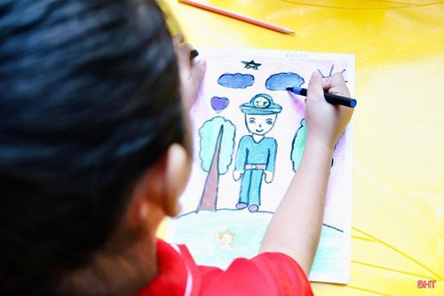Em Nguyễn Đan Nhi (phường Hà Huy Tập) chia sẻ: "Em chọn vẽ hình ảnh người lính vì đó là biểu tượng của lòng dũng cảm. Em sẽ cố gắng học tập tốt để xứng đáng với những hy sinh của các thế hệ đi trước.