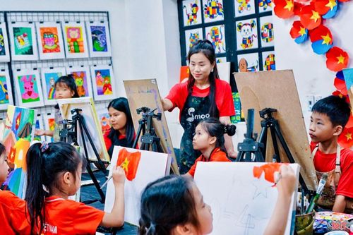 Tại Trung tâm nghệ thuật SMoo Art (phường Thành Sen), nhiều học viên nhỏ tuổi say mê hoàn thiện những bức tranh theo chủ đề tri ân. Không khí lớp học diễn ra sôi nổi khi các học viên cùng trao đổi ý tưởng và hoàn thiện từng nét vẽ.