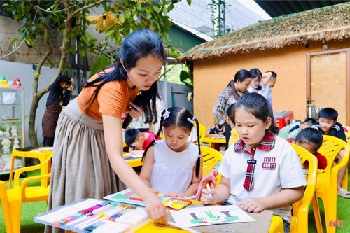Cô Biện Thị Hoài An - giáo viên tổ chức workshop "Nét vẽ tri ân" đánh giá: "Hội họa là một cách để các em bộc lộ suy nghĩ và cảm xúc một cách tự nhiên. Khi được nghe các cựu chiến binh kể chuyện, nhiều em đã chủ động tìm hiểu thêm về lịch sử và đưa những điều mình cảm nhận vào từng bức tranh. Điều khiến tôi vui nhất là các em không chỉ vẽ đẹp hơn mà còn biết trân trọng những giá trị của hòa bình. Đó cũng là ý nghĩa lớn nhất mà workshop hướng tới".