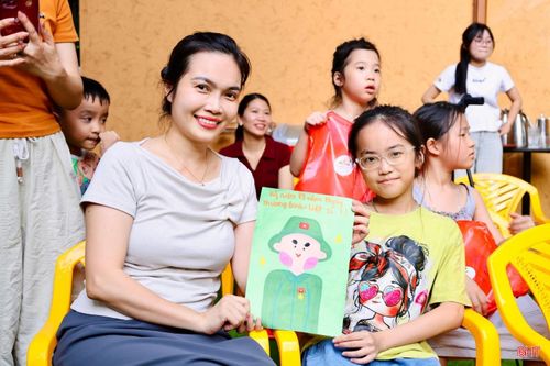 Chị Tôn Cẩm Hằng (phường Thành Sen) chia sẻ: "Khi biết lớp tổ chức workshop với chủ đề tri ân anh hùng liệt sĩ, tôi đã sắp xếp thời gian để đưa con tham gia. Được nghe các cựu chiến binh chia sẻ và trực tiếp thể hiện cảm xúc qua tranh vẽ giúp các con tiếp nhận những bài học về lịch sử một cách gần gũi hơn. Tôi cũng có cơ hội trò chuyện với con về ý nghĩa của Ngày Thương binh - Liệt sĩ và sự hy sinh của các thế hệ đi trước. Đây là hoạt động rất thiết thực, góp phần bồi đắp những giá trị tốt đẹp cho các em từ khi còn nhỏ".