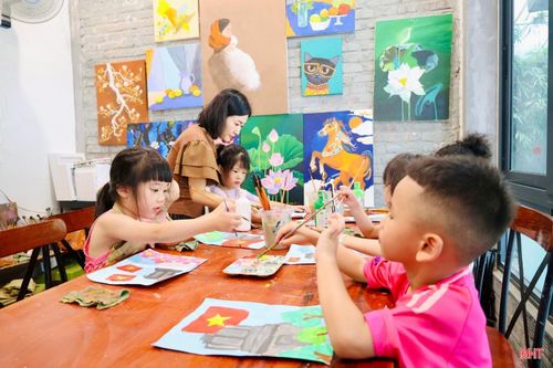 Tại Mây Workshop (phường Thành Sen), cô Nguyễn Hải Như lồng ghép các giá trị lịch sử và truyền thống vào từng buổi học mỹ thuật để các em biết quý trọng hơn sự hy sinh của thế hệ cha anh.
