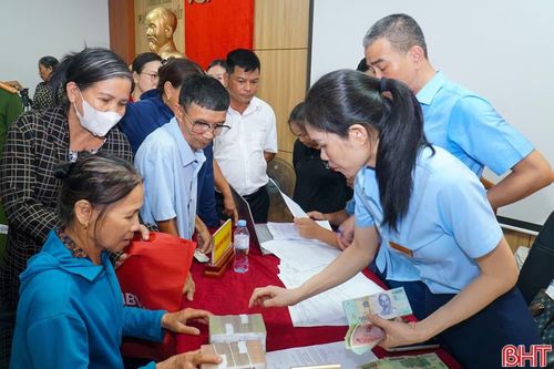 Trung tâm Phát triển quỹ đất tỉnh Hà Tĩnh phối hợp UBND phường Thành Sen chi trả tiền bồi thường, hỗ trợ cho các hộ dân bị ảnh hưởng bởi dự án đường Xô Viết Nghệ Tĩnh kéo dài về phía Đông.