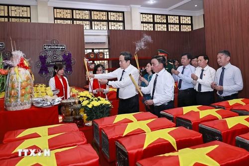 Chủ tịch Quốc hội Trần Thanh Mẫn, Thường trực Ban Bí thư Trần Cẩm Tú dâng hương tại Nhà quàn hài cốt các liệt sỹ. (Ảnh: Doãn Tấn/TTXVN)