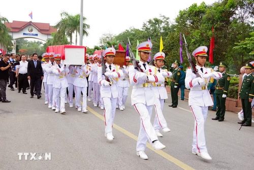 Sau lễ đón nhận, các hài cốt liệt sỹ được di chuyển về Nghĩa trang Liệt sĩ Quốc gia Đường 9 để tổ chức lễ truy điệu và an táng. (Ảnh: TTXVN phát)