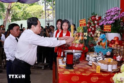 Chủ tịch Quốc hội Trần Thanh Mẫn và Thường trực Ban Bí thư Trần Cẩm Tú dâng hương tại Công viên Lê Thị Riêng (Thành phố Hồ Chí Minh). (Ảnh: Doãn Tấn/TTXVN)