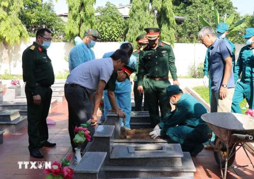 Lực lượng chức năng thực hiện khai quật, lấy mẫu hài cốt liệt sỹ tại các phần mộ chưa xác định thông tin tại Nghĩa trang liệt sỹ xã Cư Jút (tỉnh Lâm Đồng). (Ảnh: Nguyễn Huy Thành/TTXVN)