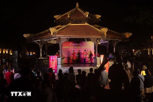 Chương trình biểu diễn nhạc cụ truyền thống phục vụ cộng đồng tại khu vực Nhà Bát Giác (vườn hoa Lý Thái Tổ). Đây là hoạt động văn hóa thường niên do Ủy ban nhân dân Thành phố Hà Nội và trường Cao đẳng nghệ thuật Hà Nội tổ chức vào mỗi dịp cuối tuần, tạo không gian sinh hoạt văn hóa lành mạnh, thu hút đông đảo người dân và du khách thưởng thức khi về đêm. (Ảnh: Tiến Long/TTXVN phát)