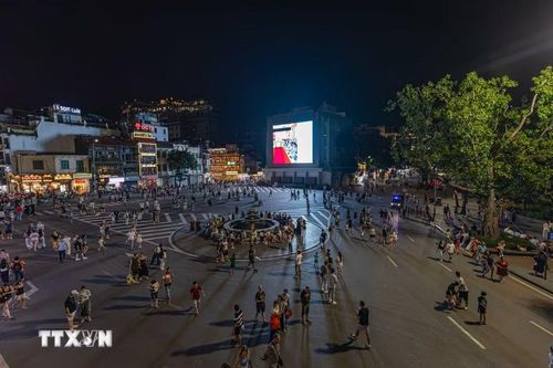 Quảng trường Đông Kinh Nghĩa Thục nhộn nhịp người dân và du khách trải nghiệm các dịch vụ giải trí, mua sắm về đêm. Việc quy hoạch và mở rộng không gian văn hóa-thương mại quanh khu vực hồ Hoàn Kiếm đóng vai trò hạt nhân trong chiến lược phát triển kinh tế đêm, góp phần kéo dài thời gian lưu trú và gia tăng mức chi tiêu của du khách tới Hà Nội. (Ảnh: Tiến Long/TTXVN phát)