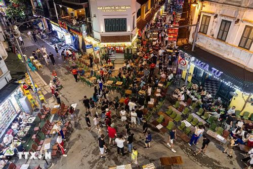 Toàn cảnh giao lộ Tạ Hiện-Lương Ngọc Quyến, khu vực được mệnh danh là "ngã tư quốc tế" trong lòng Phố cổ Hà Nội. Đây là không gian phát triển các dịch vụ ẩm thực, giải trí và du lịch về đêm, thu hút đông đảo du khách trong nước và quốc tế, góp phần thúc đẩy chuỗi giá trị kinh tế đêm của Thủ đô. (Ảnh: Tiến Long/TTXVN phát)