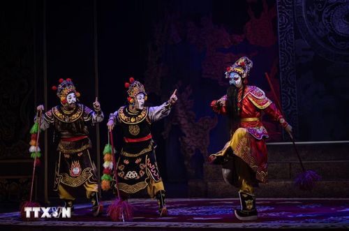 Những sân khấu văn hóa sáng đèn về đêm đang trở thành điểm đến hấp dẫn, mang lại trải nghiệm mới lạ cho du khách khám phá Hà Nội khi thành phố lên đèn. (Ảnh: Tiến Long/TTXVN phát)