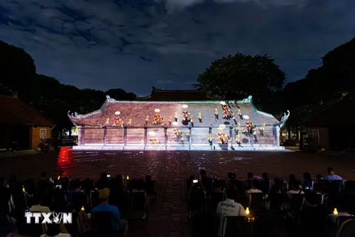 Màn trình chiếu công nghệ 3D Mapping hiện đại trên kiến trúc cổ kính của Văn Miếu tái hiện hành trình đạo học Việt Nam trước đông đảo khán giả. Công nghệ chiếu sáng nghệ thuật thực cảnh đã biến các di tích lịch sử thành những "sân khấu đêm" sống động, tạo nên sản phẩm du lịch đêm đặc sắc giữ chân du khách. (Ảnh: Tiến Long/TTXVN phát)