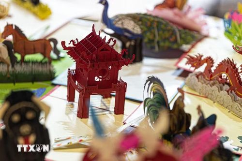 Thiệp giấy nổi 3D tạo hình Khuê Văn các cùng các biểu tượng dân gian Việt Nam bày bán tại tuyến phố đi bộ đêm. Việc đa dạng hóa các mặt hàng quà tặng, đồ thủ công mỹ nghệ tại chợ đêm đáp ứng nhu cầu mua sắm và quảng bá hình ảnh di sản Hà Nội tới du khách quốc tế. (Ảnh: Tiến Long/TTXVN phát)