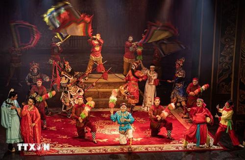 Các show diễn nghệ thuật truyền thống mỗi tối cuối tuần không chỉ làm phong phú thêm sản phẩm du lịch đêm của Hà Nội mà còn giúp bảo tồn, lan tỏa nét đẹp văn hóa dân tộc tới du khách trong và ngoài nước. (Ảnh: Tiến Long/TTXVN phát)