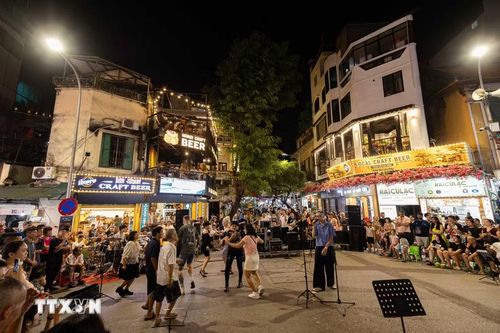 Biểu diễn âm nhạc đường phố sôi động, hiện đại tại khu vực giao lộ Phố cổ Hà Nội. Các đêm nhạc ngẫu hứng cuối tuần không chỉ làm phong phú thêm sản phẩm du lịch đêm mà còn tạo điểm nhấn không gian văn hóa mở, thu hút du khách trong và ngoài nước hòa mình vào nhịp sống trẻ trung của Thủ đô. (Ảnh: Tiến Long/TTXVN phát)