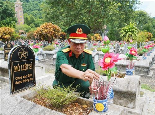 Dâng hương lên những phần mộ liệt sĩ chưa xác định thông tin tại Nghĩa trang Liệt sĩ Quốc tế Đồng Tâm.