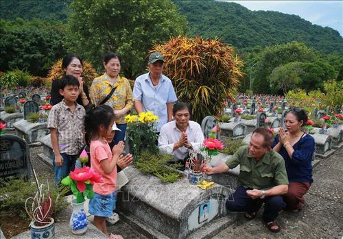 Du khách dâng hương, dâng hoa lên mộ các liệt sĩ chưa xác định danh tính tại Nghĩa trang Liệt sĩ quốc tế Đồng Tâm.